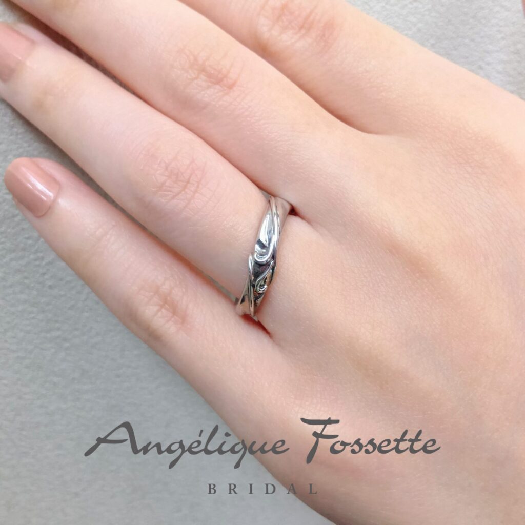 結婚指輪『シエル』を着けた手元