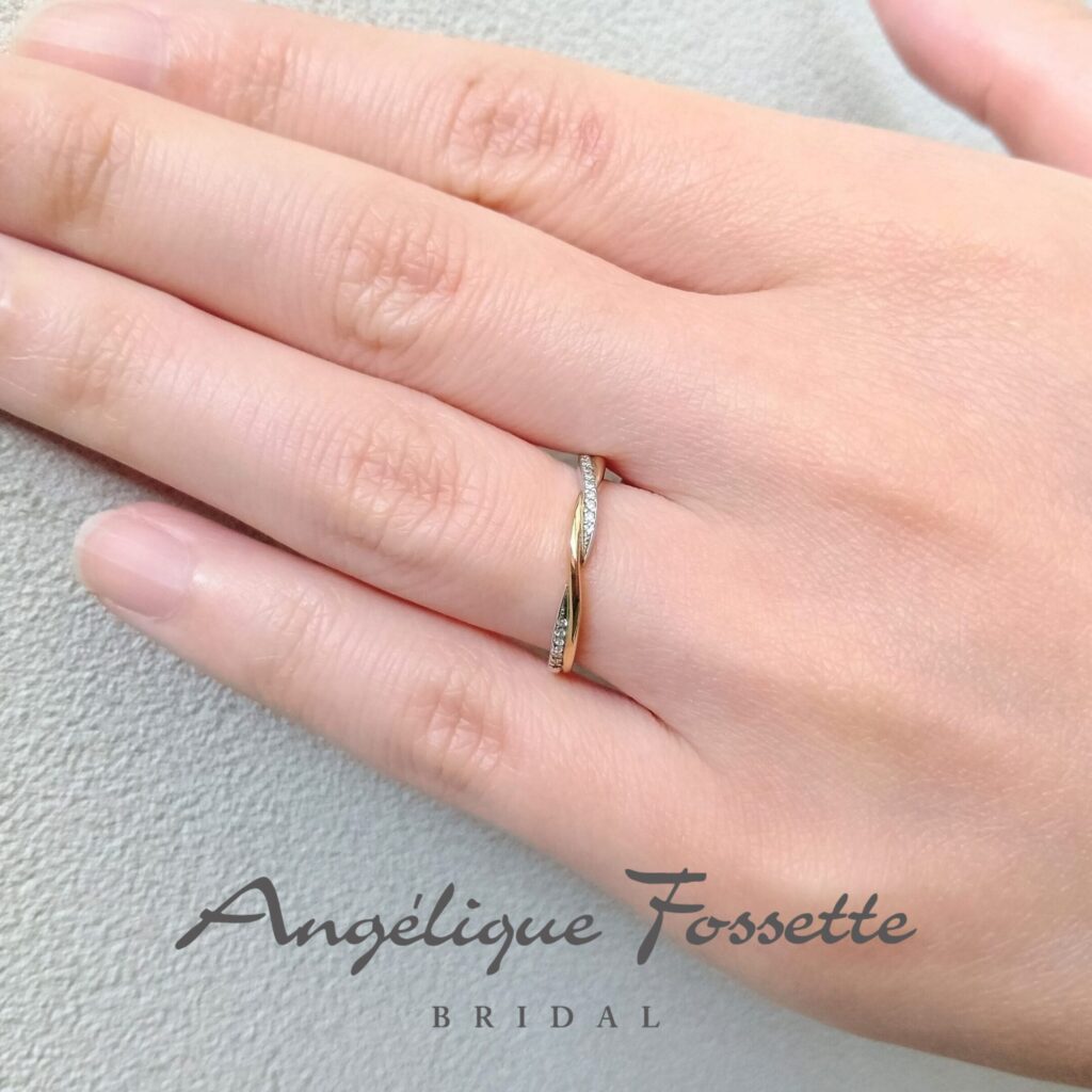 結婚指輪『コロレ』を着けた手元