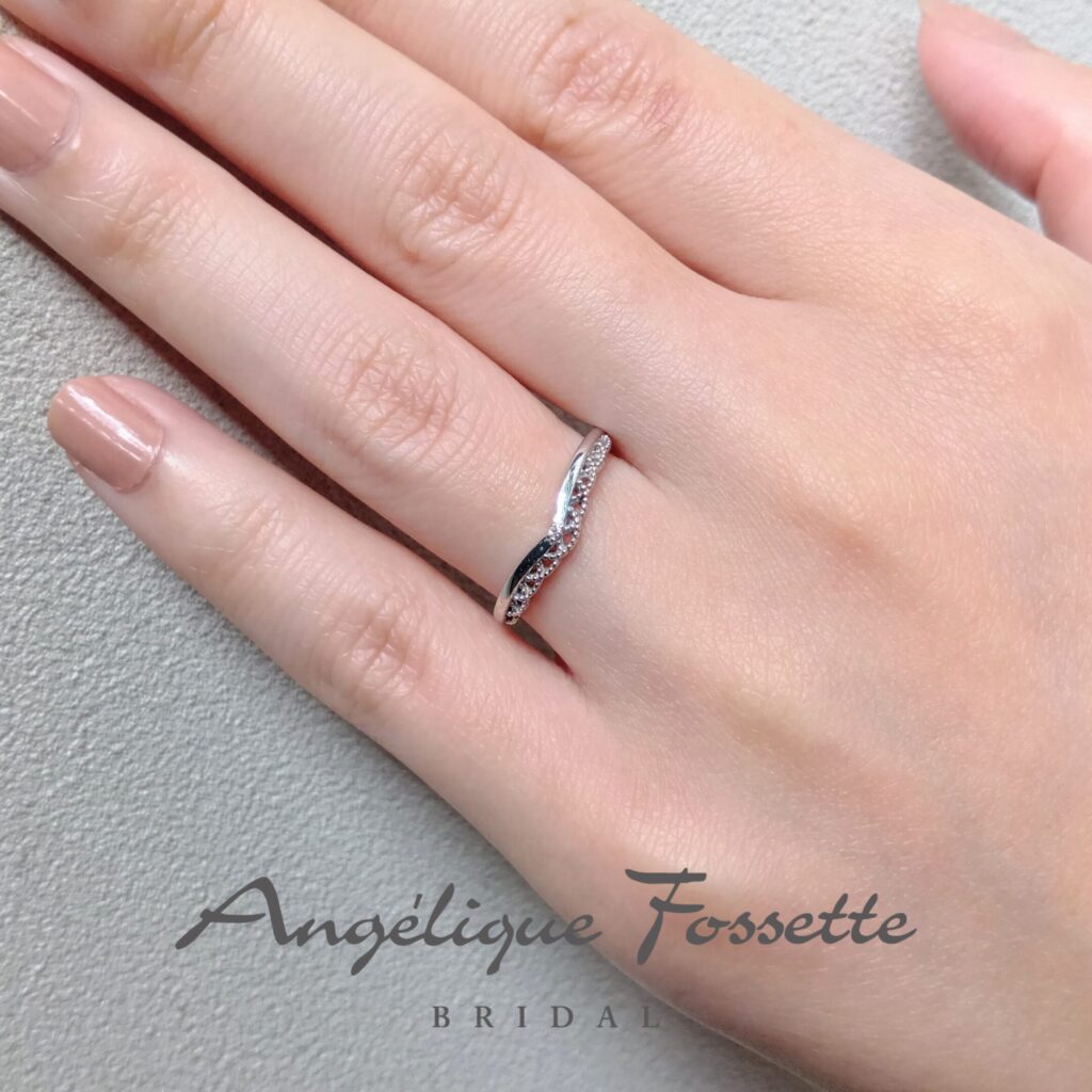 結婚指輪『アドラーブル』を着けた手元