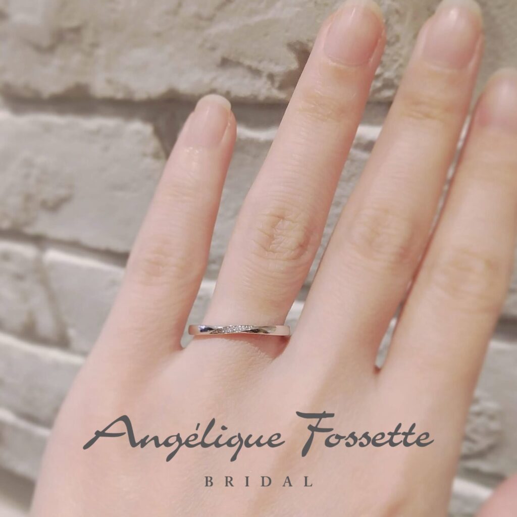 結婚指輪『アルミサエル』を着けた手元