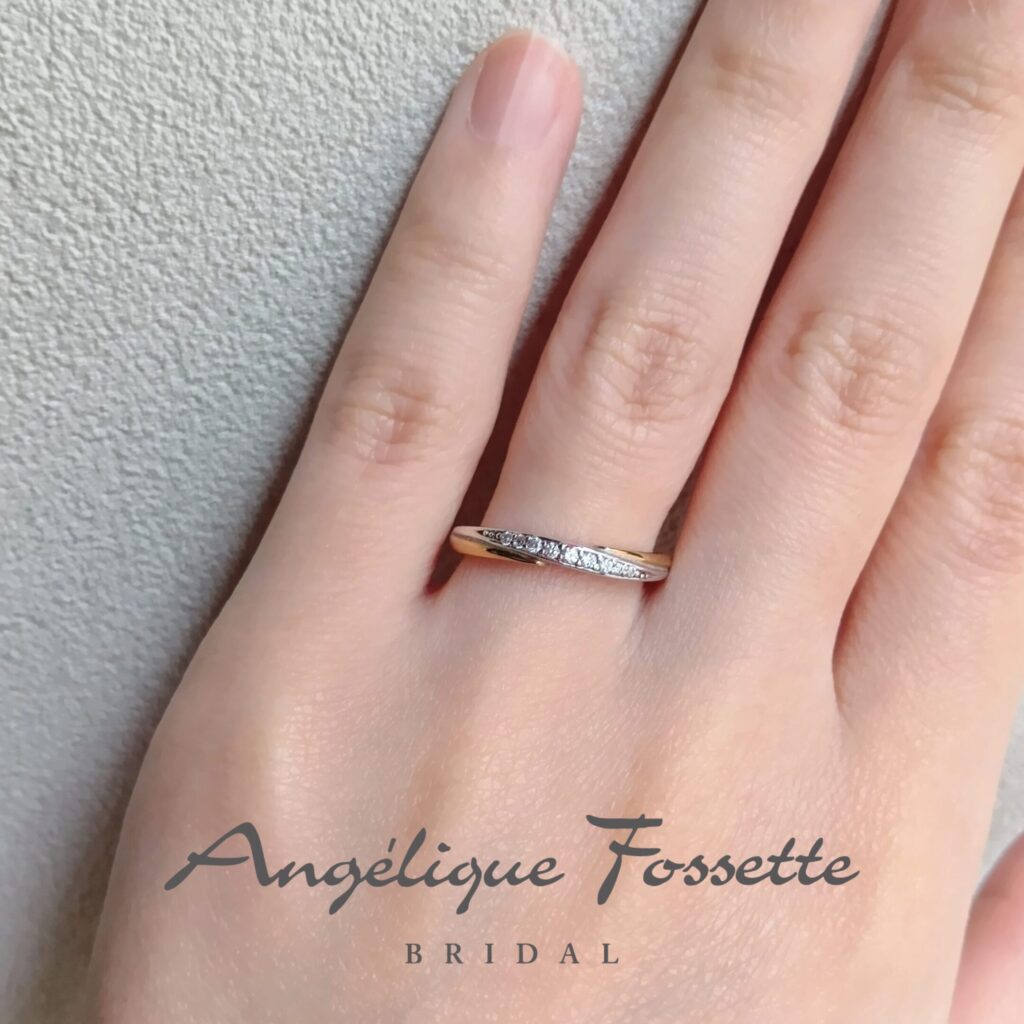 結婚指輪『クレィア』を着けた手元