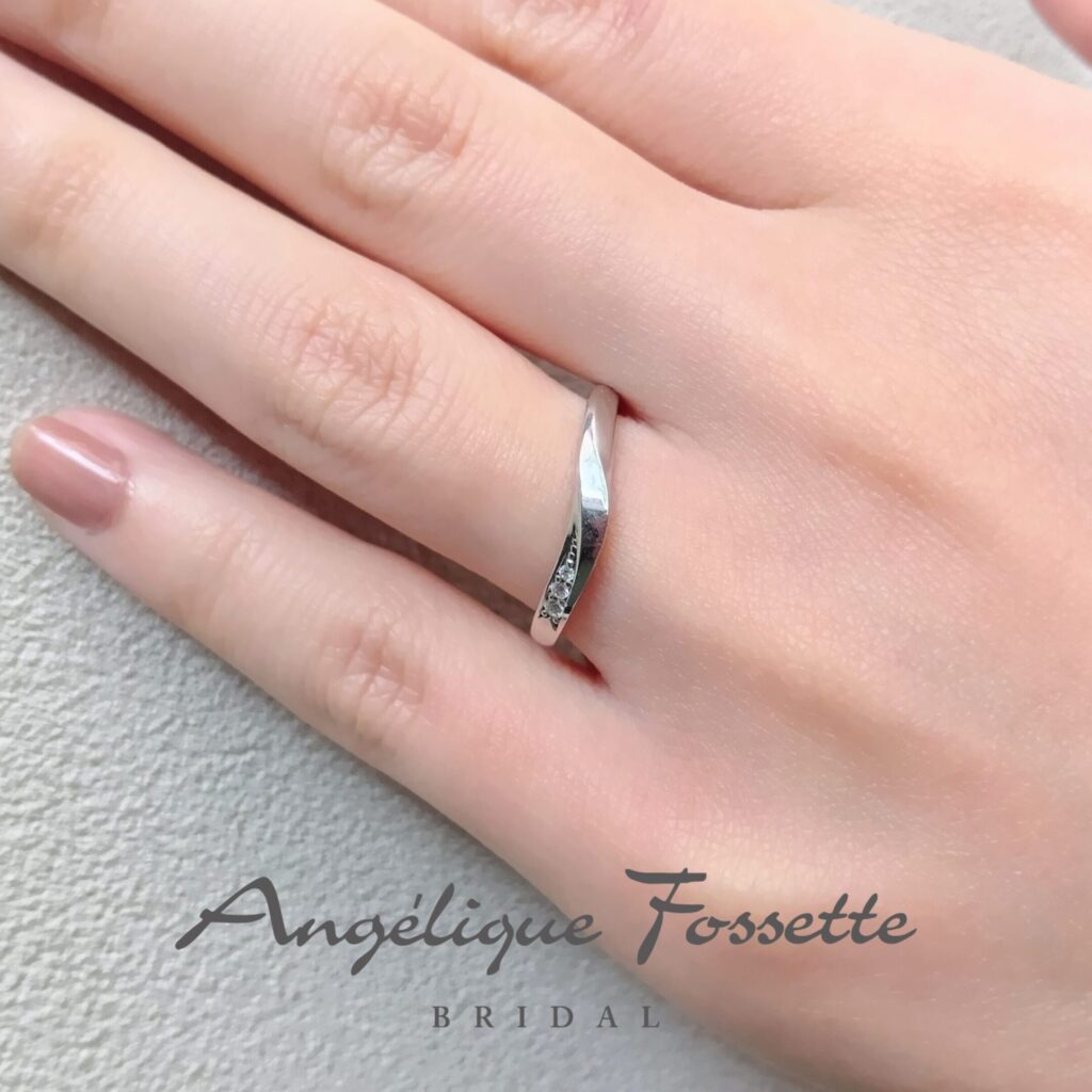 結婚指輪『アズリエル』を着けた手元