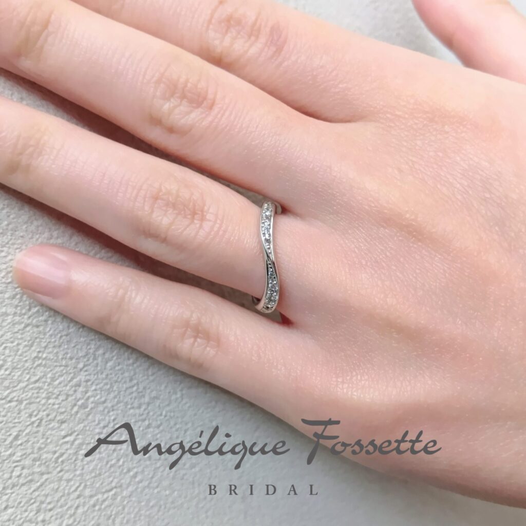 結婚指輪『ブリエ』を着けた手元