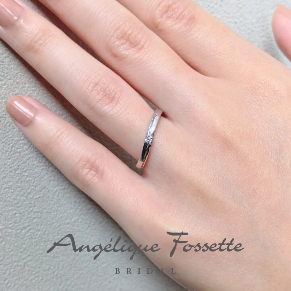 結婚指輪『アルメルス』を着けた手元