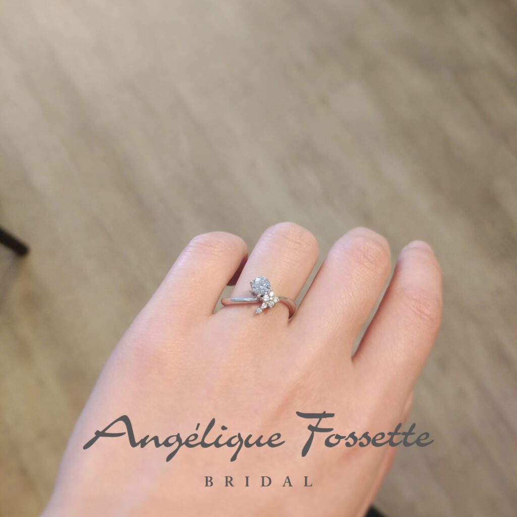 お花モチーフの婚約指輪試着