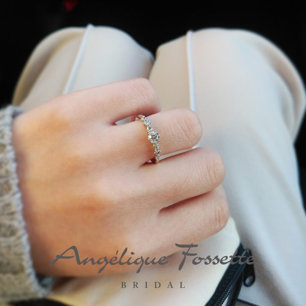 婚約指輪『ブトン・ドール』を着けた手元