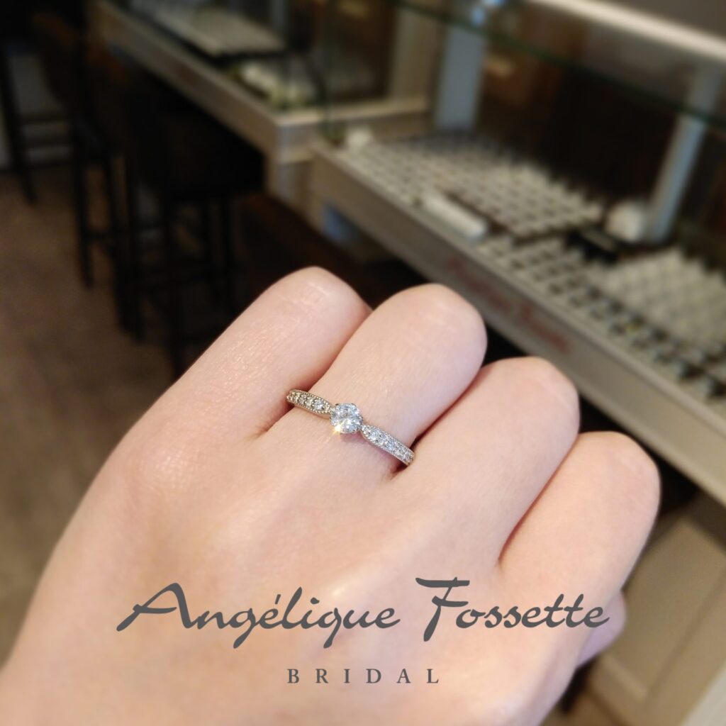 プロポーズリング『ミシェル』を着けた手元