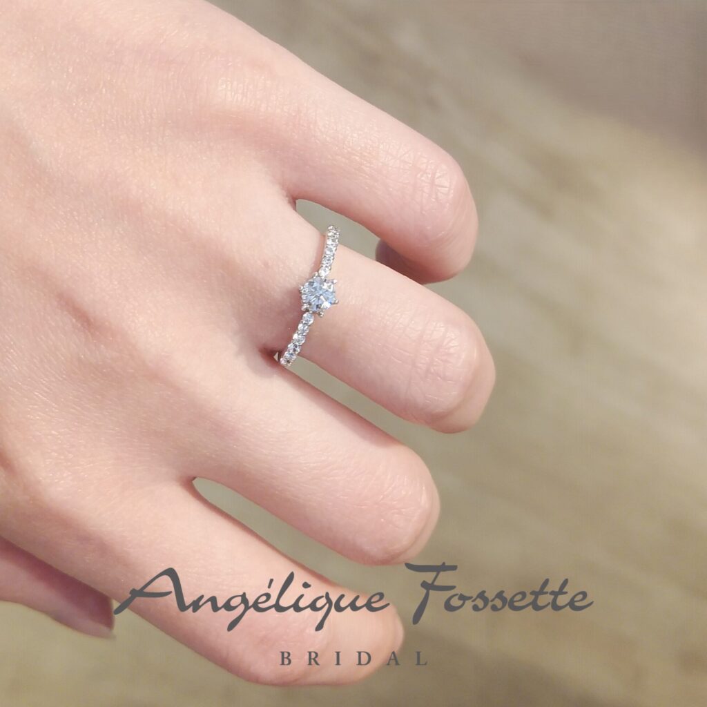 婚約指輪『シュセットゥ』を着けた手元