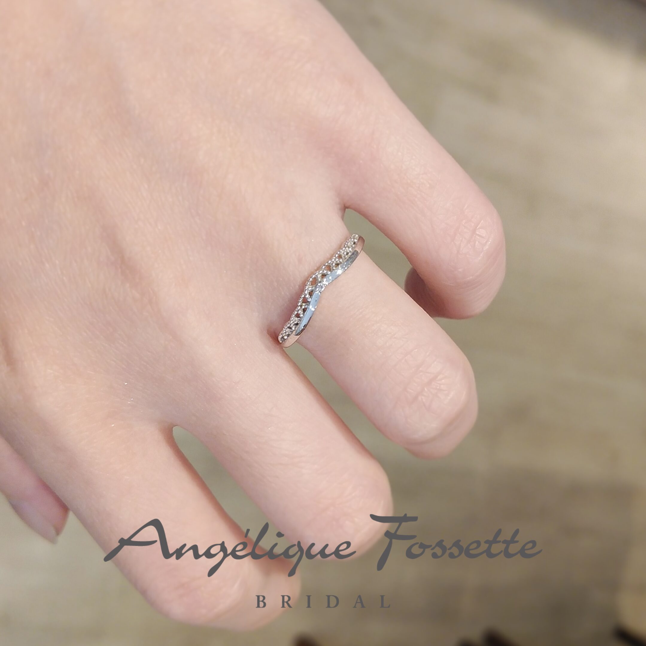 結婚指輪『アドラーブル』を着けた手元