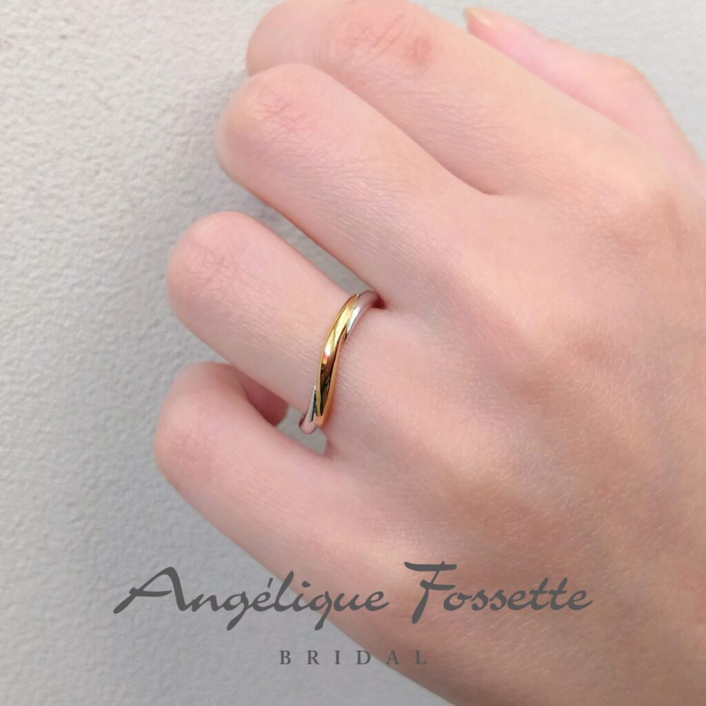 結婚指輪『リュヌ』を着けた手元