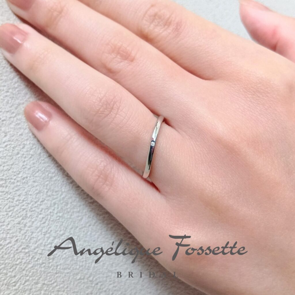 結婚指輪『ロン』を着けた手元