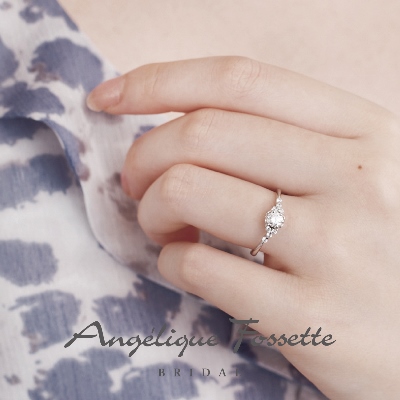 お花モチーフの婚約指輪試着