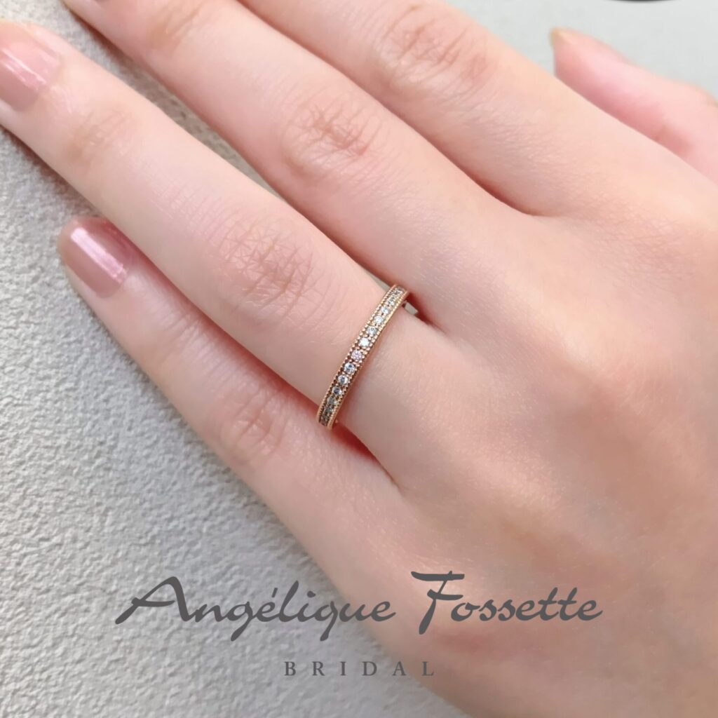 結婚指輪『アナフィエル』を着けた手元