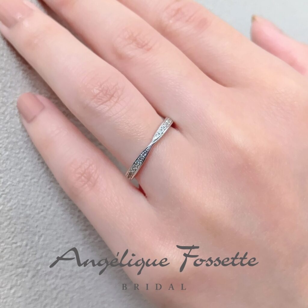 結婚指輪『アディムス』を着けた手元