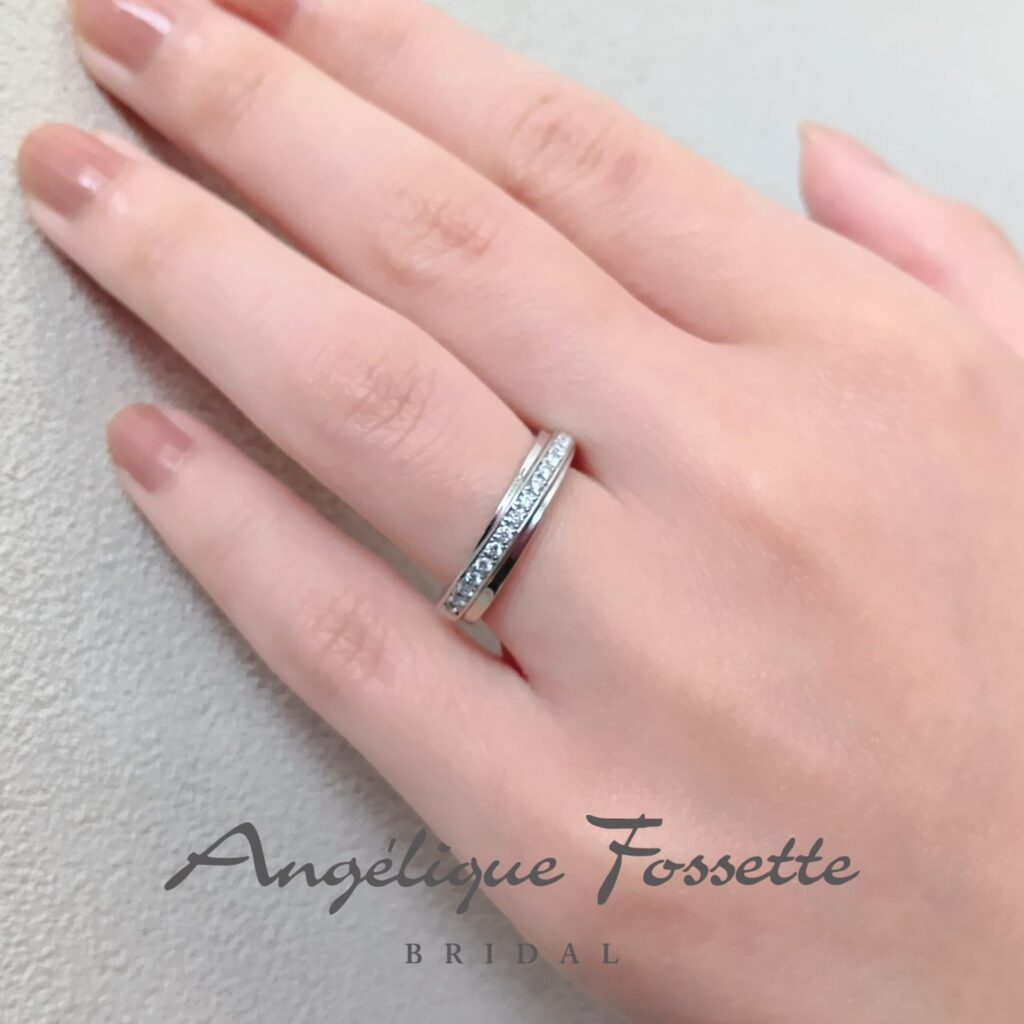 結婚指輪『フェリシテ』を着けた手元
