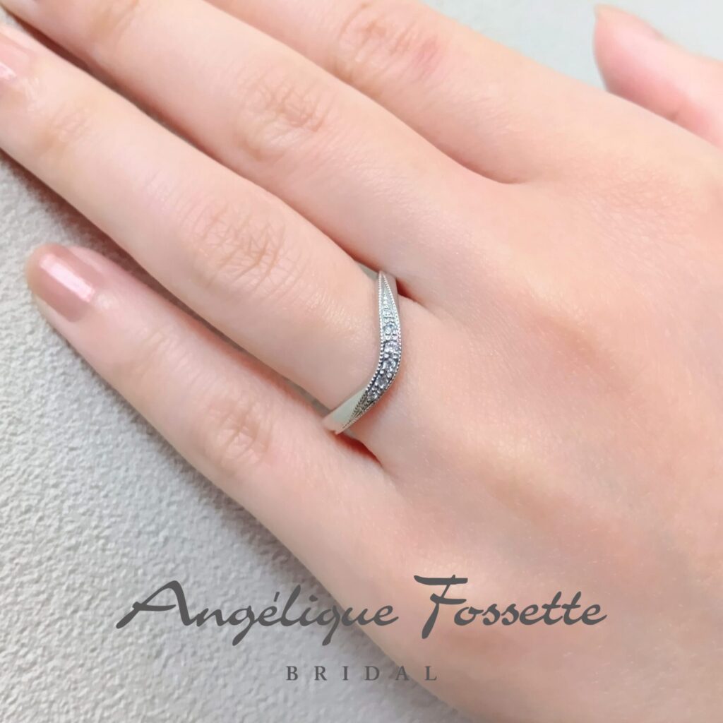 結婚指輪『ベル』を着けた手元