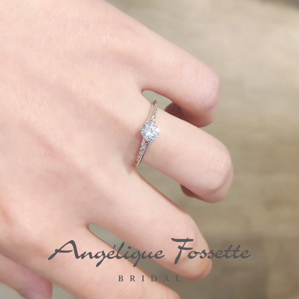 婚約指輪『マミ』を着けた手元