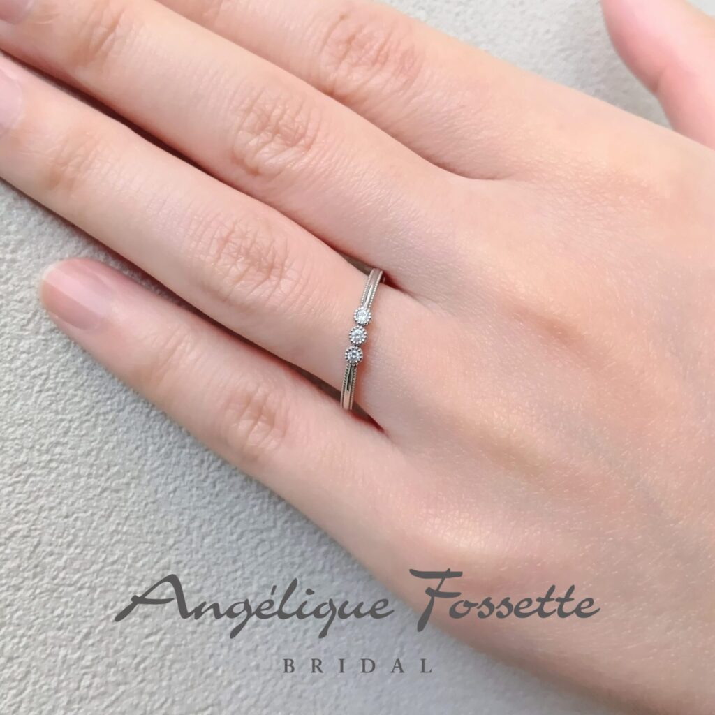 結婚指輪『トゥルエル』を着けた手元