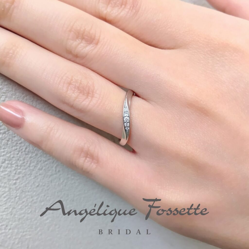 結婚指輪『アウリエル』を着けた手元