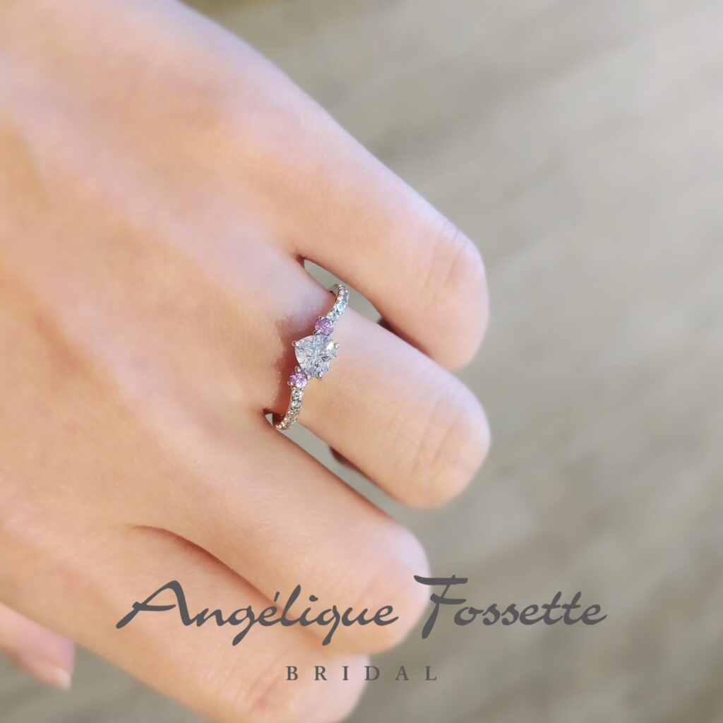 プロポーズリング『アリエル』を着けた手元