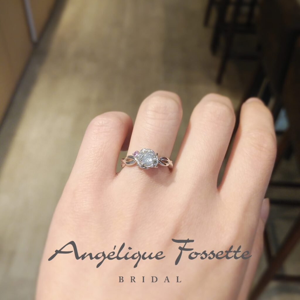 お花モチーフの婚約指輪試着