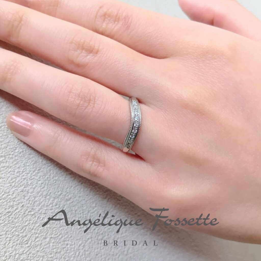 結婚指輪『フォルチュンヌ』を着けた手元