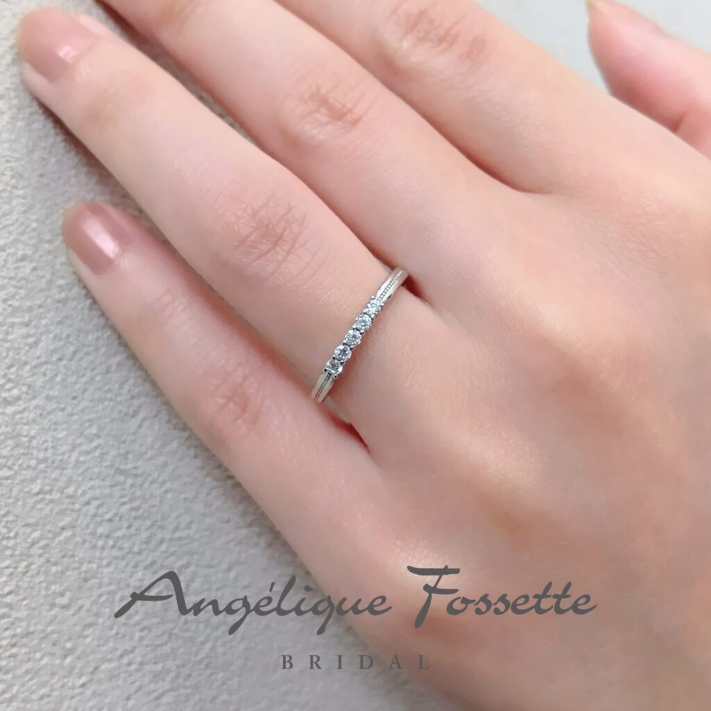 結婚指輪『ジュレミエル』を着けた手元