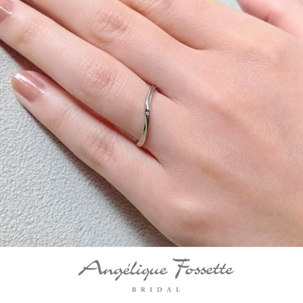 結婚指輪『スイーニュ』を着けた手元