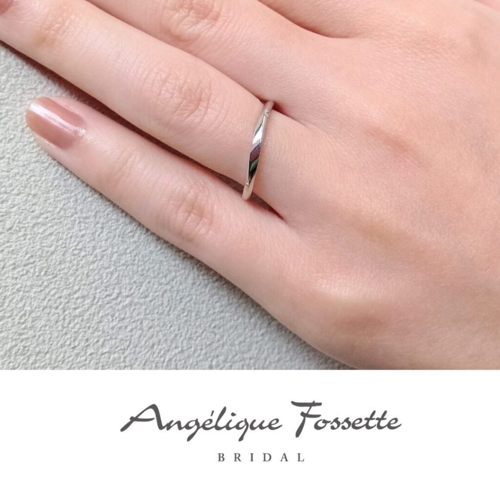 結婚指輪『ベガ』を着けた手元