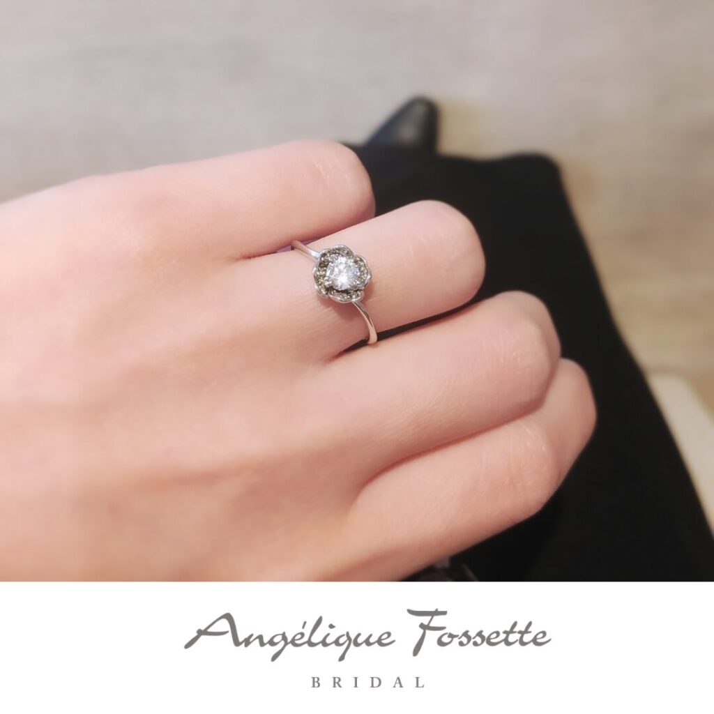 結婚指輪『モンナンジュ』を着けた手元