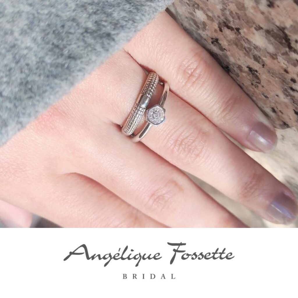 婚約指輪『グロワール』を着けた手元