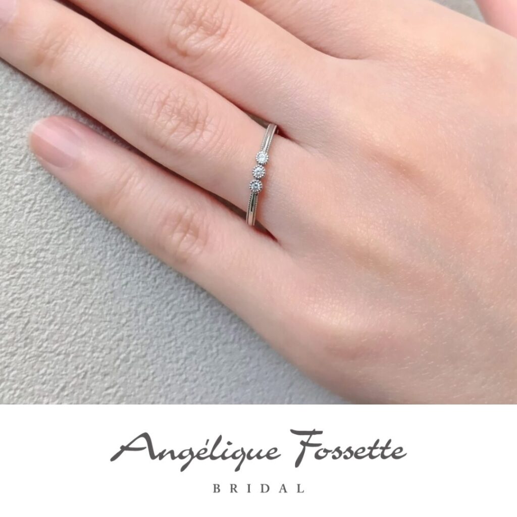 結婚指輪『トゥルエル』を着けた手元