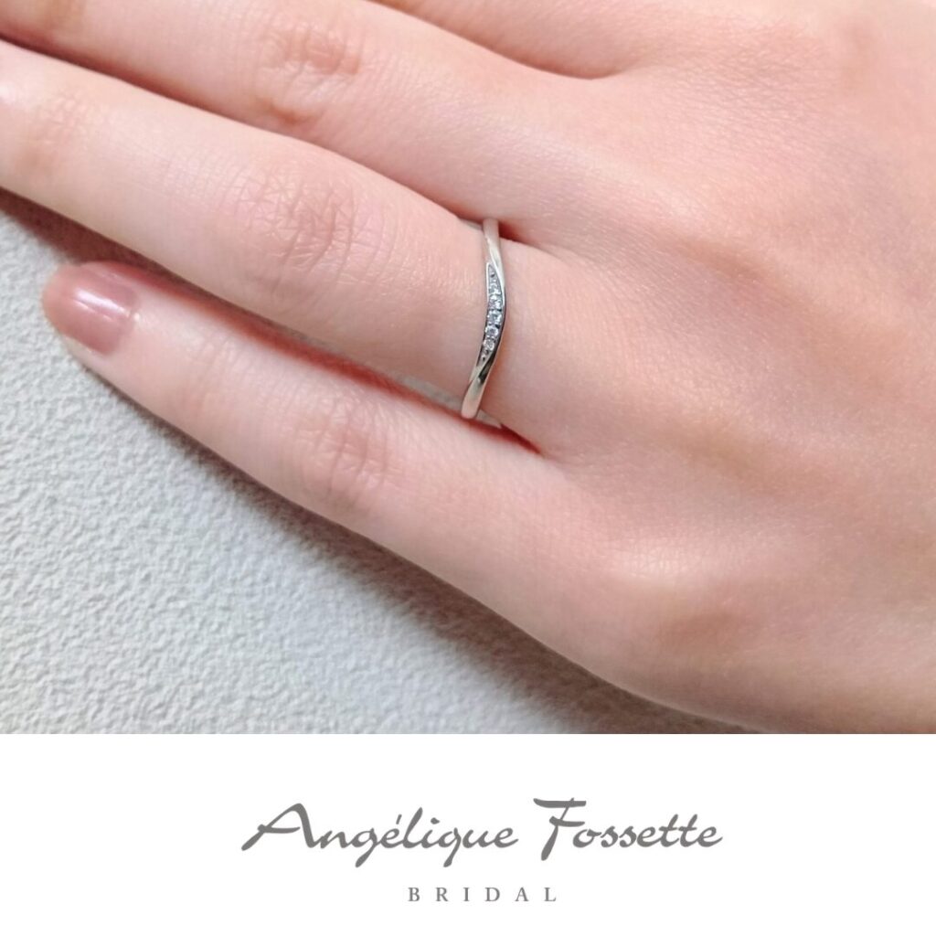 結婚指輪『アトレ』を着けた手元