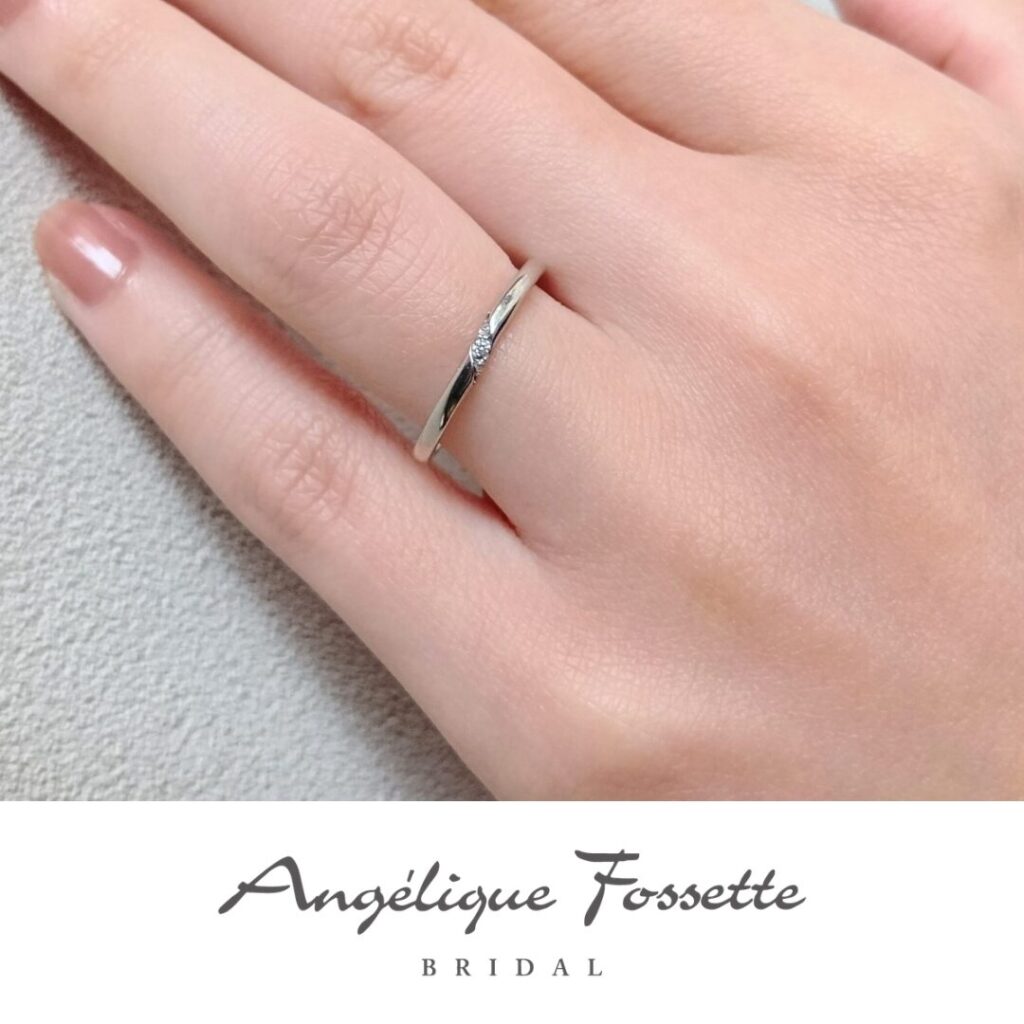 結婚指輪『ロゼ』を着けた手元