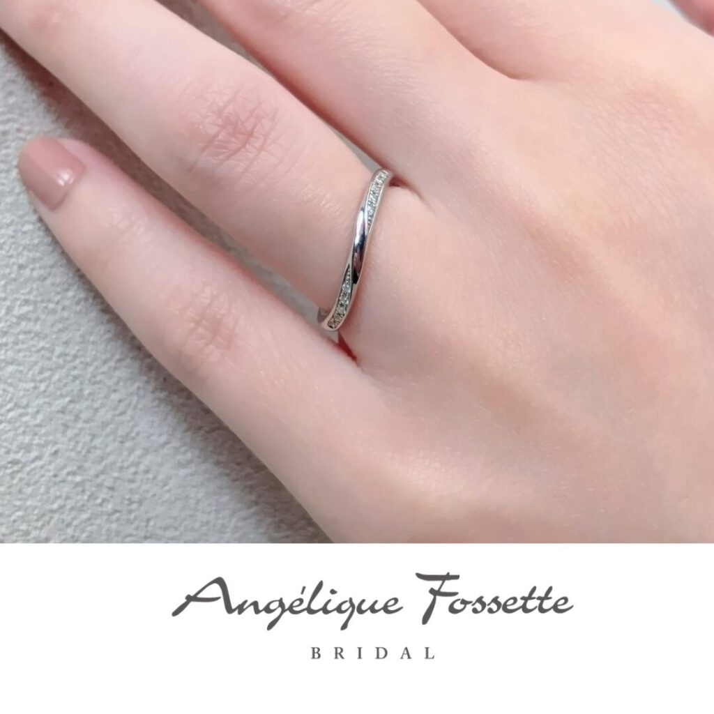 結婚指輪『ブリーズ』を着けた手元