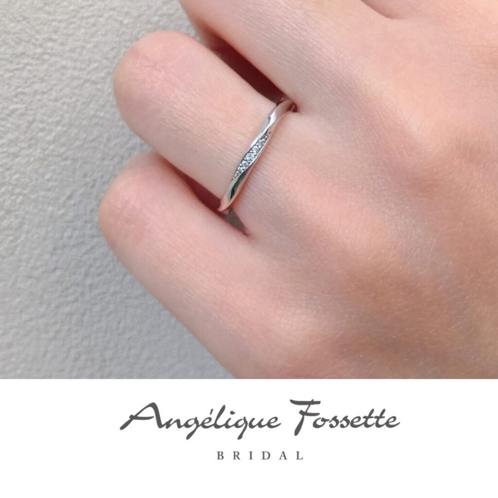 結婚指輪『ヴァーグ』を着けた手元