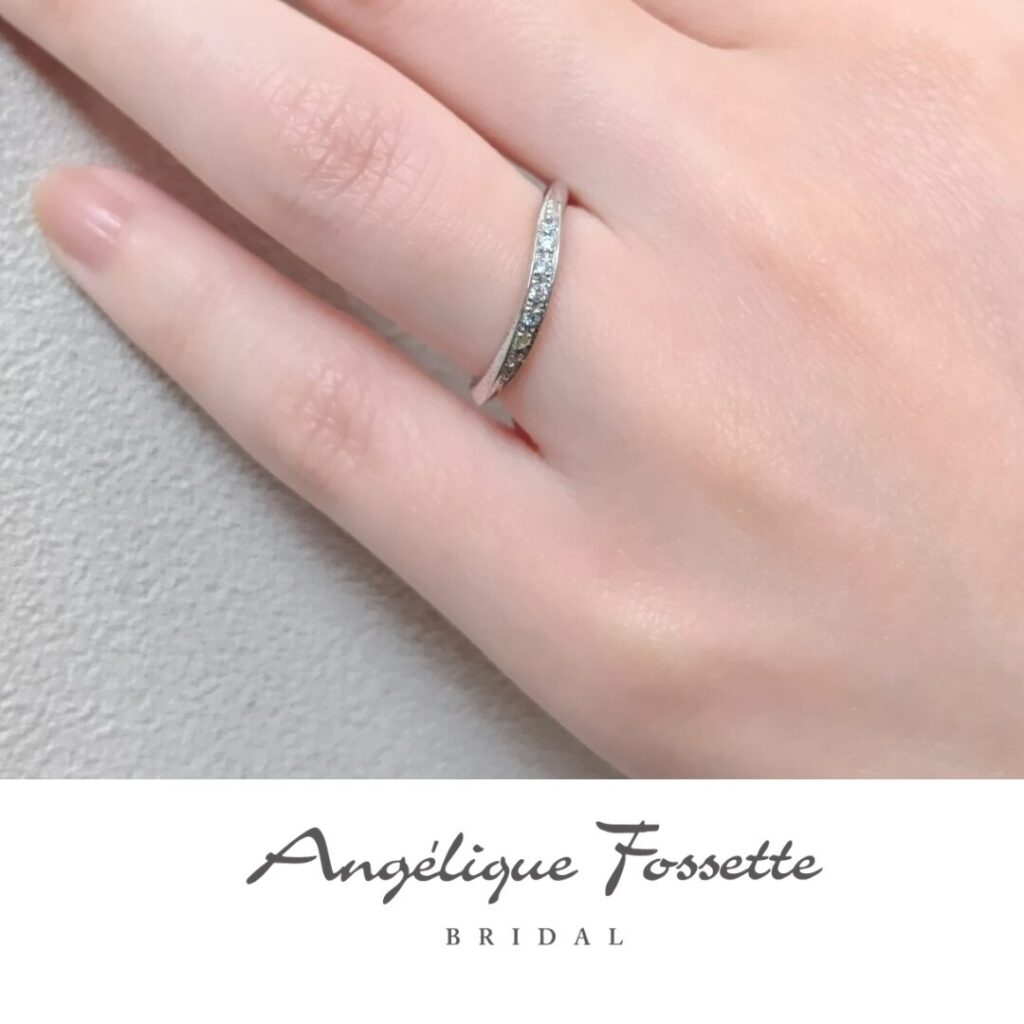 結婚指輪ボヌールを着けた手元