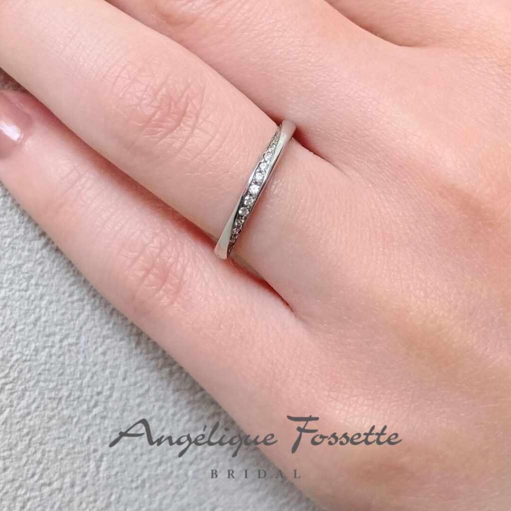 結婚指輪『ヴォワラクテ』を着けた手元