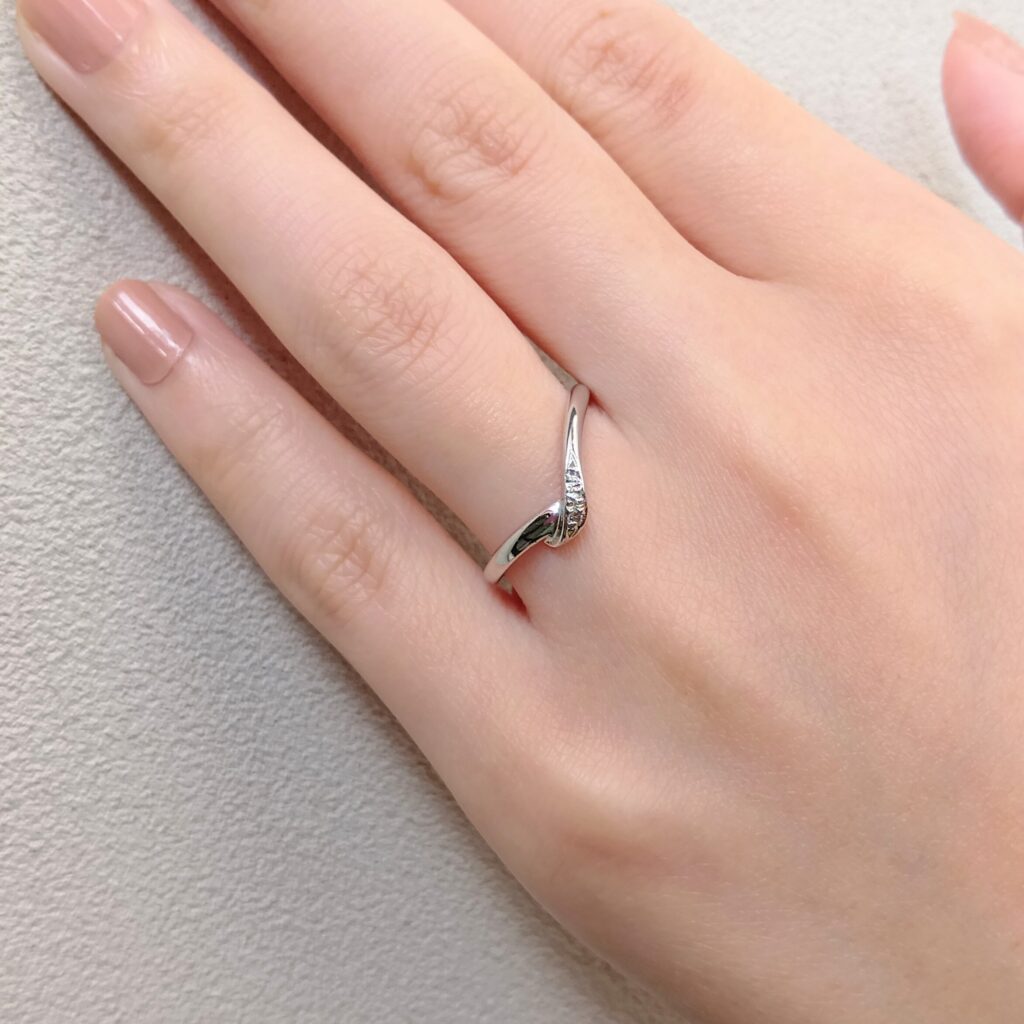 結婚指輪『ジョリ』を着けた手元
