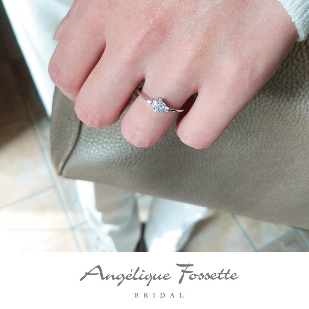 婚約指輪『パラディス』を着けた手元