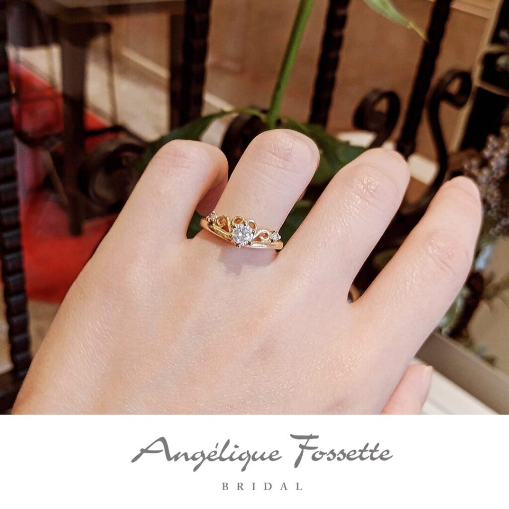 結婚指輪『プランセス』を着けた手元