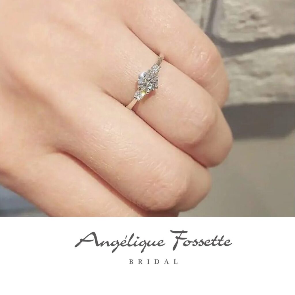 婚約指輪『アムールドランジュ』を着けた手元