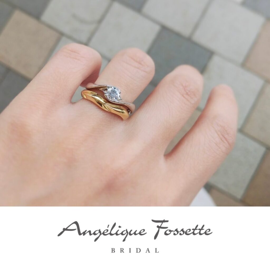 婚約指輪『ティユール』を着けた手元