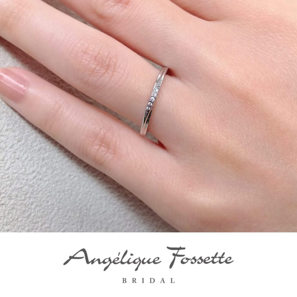 結婚指輪『ファミーユ』を着けた手元