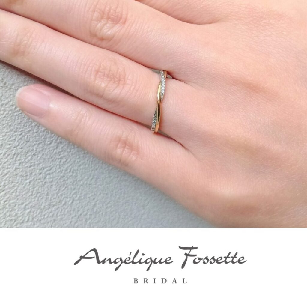 結婚指輪『コロレ』を着けた手元