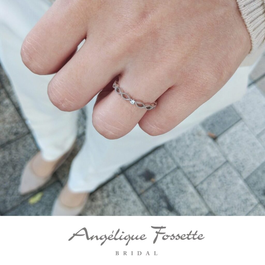 結婚指輪『クロシェット』を着けた手元