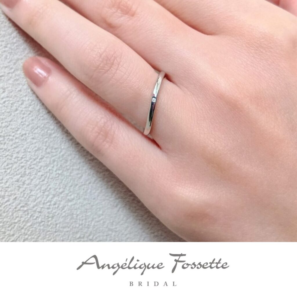 結婚指輪『ロン』を着けた手元