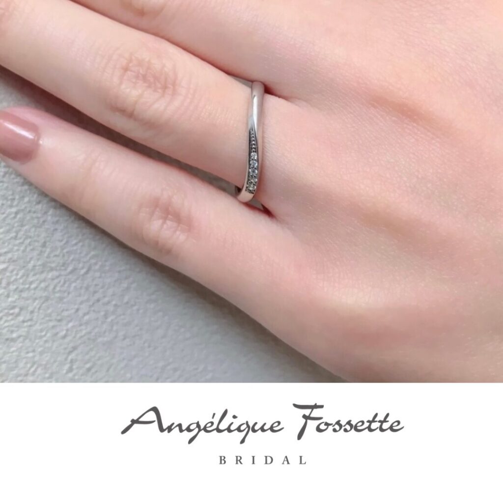 結婚指輪『ラギュエル』を着けた手元