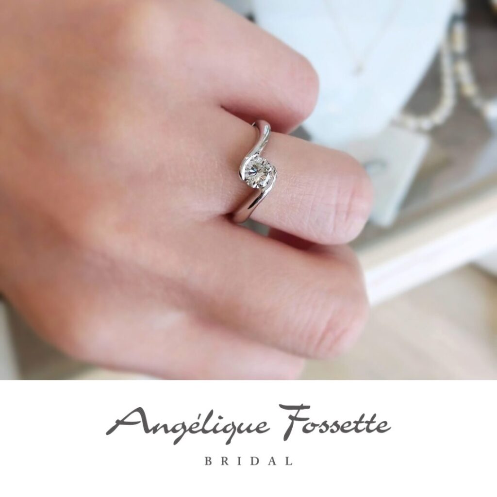 結婚指輪『ブリュイエール』を着けた手元