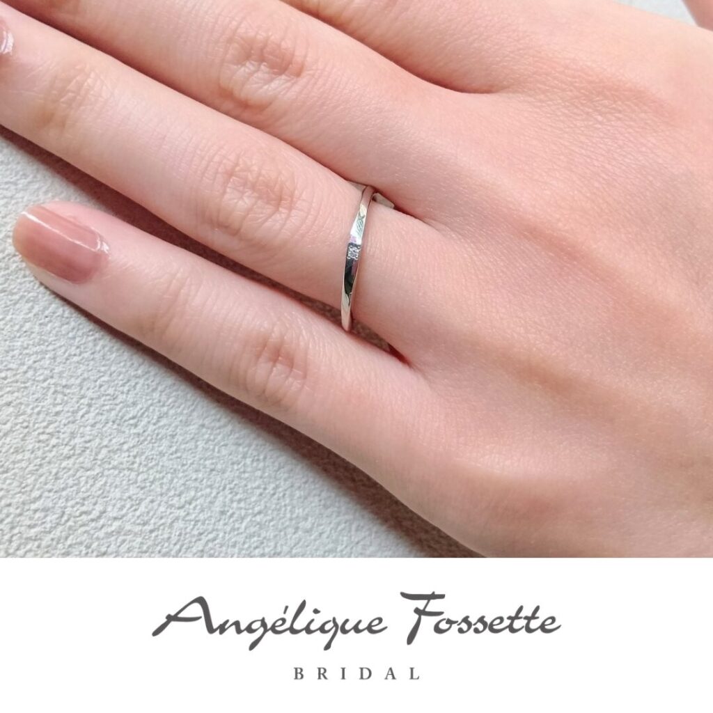 結婚指輪『ルフィルルージュ』を着けた手元